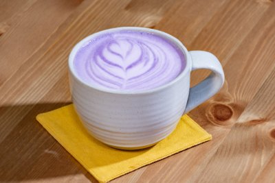 Ube latte is het paarse drankje dat nu overal opduikt